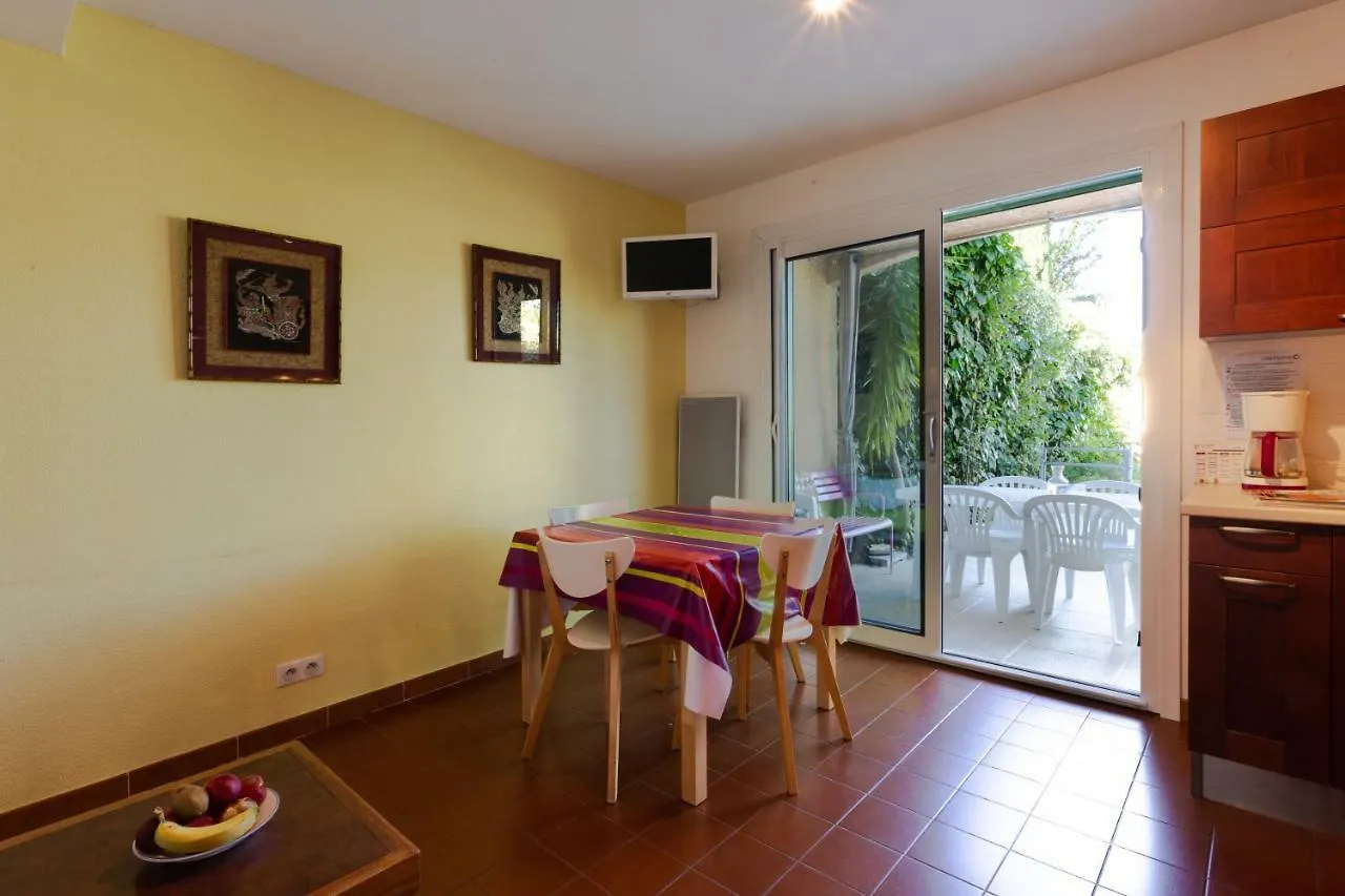 Appartement T3 Rez de Jardin,Piscine Privée à Saint-Cyr-sur-Mer 0*,